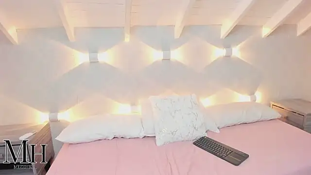 Snapshot of MizzHell chatting on 11-12-25, 12:49 MizzHell online show from 11-12-25, 12:49