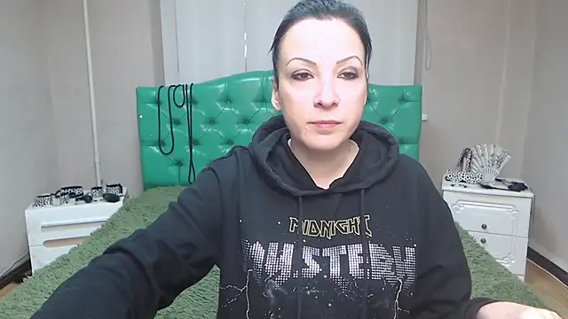 ElizabethSho online show from 12-15-24, 06:26