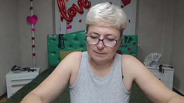 Snapshot of EmiliaGree chatting on 10-11-25, 05:17 EmiliaGree online show from 10-11-25, 05:17