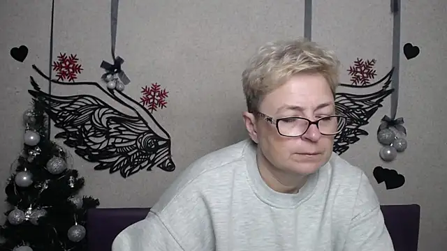 Snapshot of EmiliaGree chatting on 12-20-25, 06:04 EmiliaGree online show from 12-20-25, 06:04