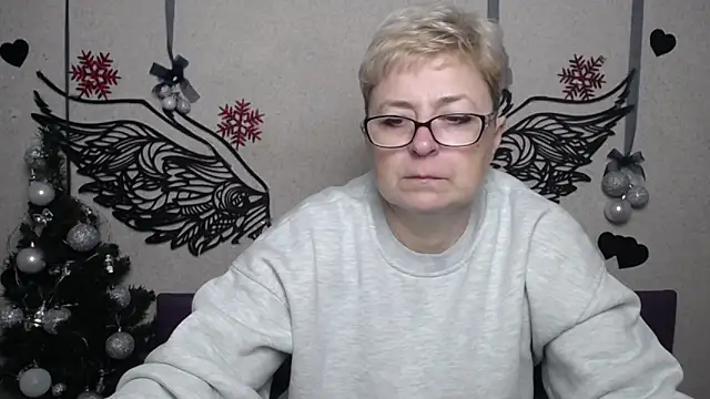 Snapshot of EmiliaGree chatting on 12-21-25, 06:04 EmiliaGree online show from 12-21-25, 06:04