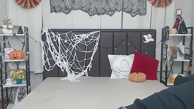 LauraHlot online show from 10-23-25, 05:33