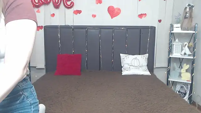 Snapshot of LauraHlot chatting on 05-13-26, 05:49 LauraHlot online show from 05-13-26, 05:49