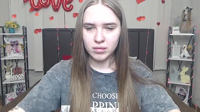 Snapshot of LauraHlot chatting on 05-15-26, 06:15 LauraHlot online show from 05-15-26, 06:15
