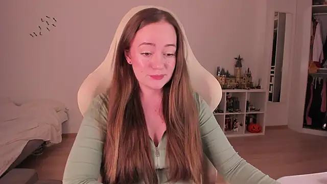 Snapshot of WalkingGirl chatting on 12-13-25, 08:47 WalkingGirl online show from 12-13-25, 08:47