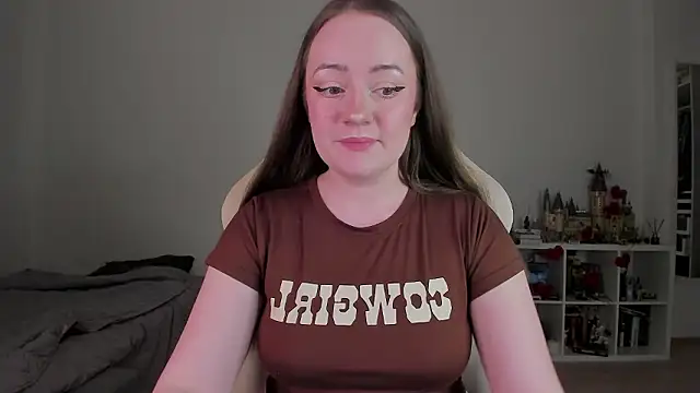 Snapshot of WalkingGirl chatting on 02-17-26, 10:38 WalkingGirl online show from 02-17-26, 10:38