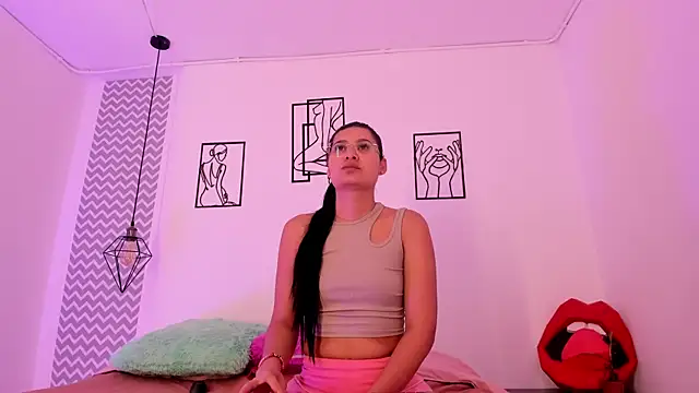 Snapshot of cloehonney chatting on 10-26-25, 01:06 cloehonney online show from 10-26-25, 01:06