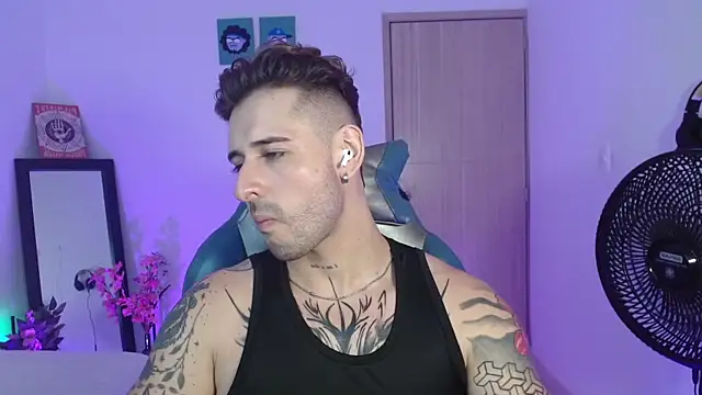 Snapshot of Ares_blue chatting on 05-11-26, 02:45 Ares blue online show from 05-11-26, 02:45