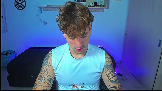 Snapshot of Ares_blue chatting on 05-18-26, 01:17 Ares blue online show from 05-18-26, 01:17