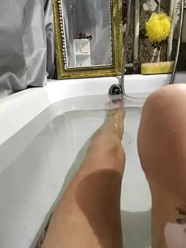 Snapshot of SweetLeila40 chatting on 03-08-26, 10:35 SweetLeila40 online show from 03-08-26, 10:35