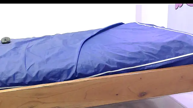 Snapshot of evaleribigtits18 chatting on 11-15-25, 07:10 evaleribigtits18 online show from 11-15-25, 07:10