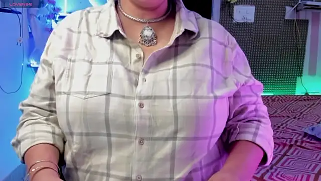 Snapshot of Gulabi_Queen chatting on 03-02-25, 02:43 Gulabi Queen online show from 03-02-25, 02:43