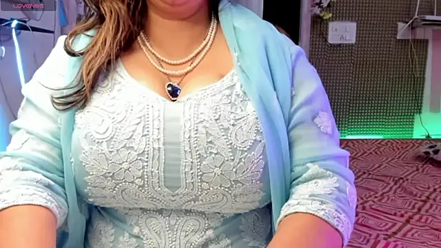 Snapshot of Gulabi_Queen chatting on 03-09-25, 03:38 Gulabi Queen online show from 03-09-25, 03:38