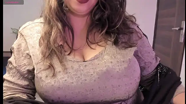 Snapshot of Gulabi_Queen chatting on 03-12-25, 07:17 Gulabi Queen online show from 03-12-25, 07:17