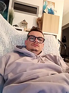 Snapshot of GLouglou19 chatting on 10-02-25, 09:33 GLouglou19 online show from 10-02-25, 09:33