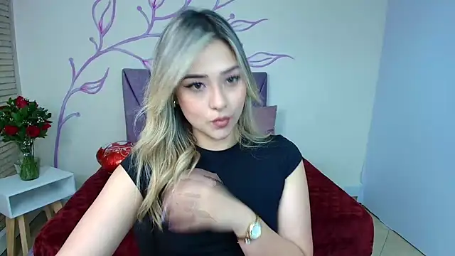 Snapshot of DahliaMoore chatting on 02-18-25, 07:41 DahliaMoore online show from 02-18-25, 07:41