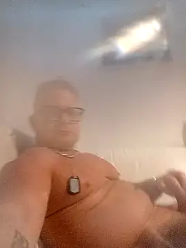 Snapshot of swingr chatting on 12-06-24, 12:23 swingr online show from 12-06-24, 12:23