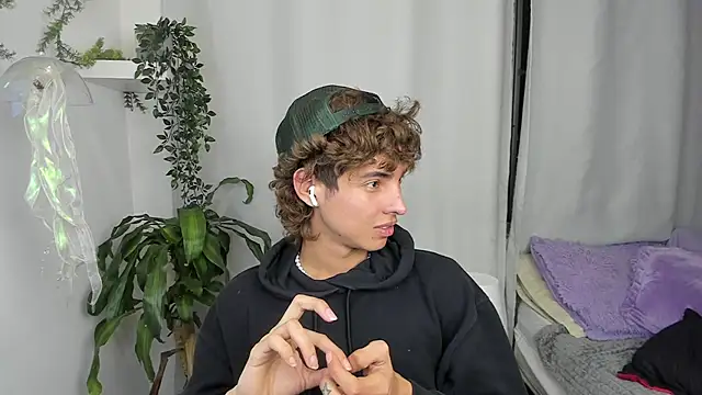 Snapshot of santy-kitty chatting on 12-18-25, 03:45 santy-kitty online show from 12-18-25, 03:45