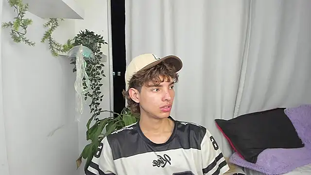 Snapshot of santy-kitty chatting on 01-11-26, 01:10 santy-kitty online show from 01-11-26, 01:10