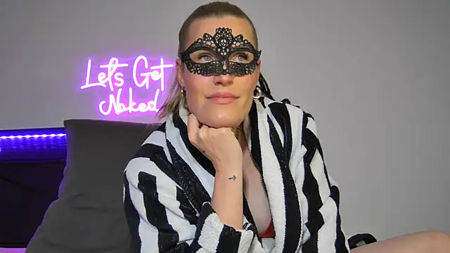Snapshot of Sissy-Bee chatting on 05-28-26, 06:16 Sissy-Bee online show from 05-28-26, 06:16