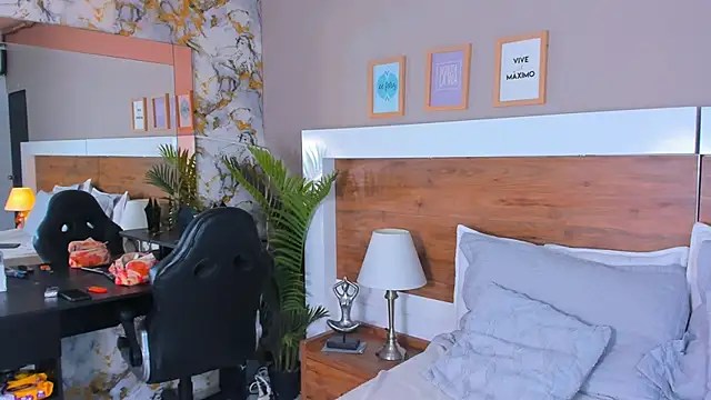 EmaBakker online show from 03-25-26, 07:25