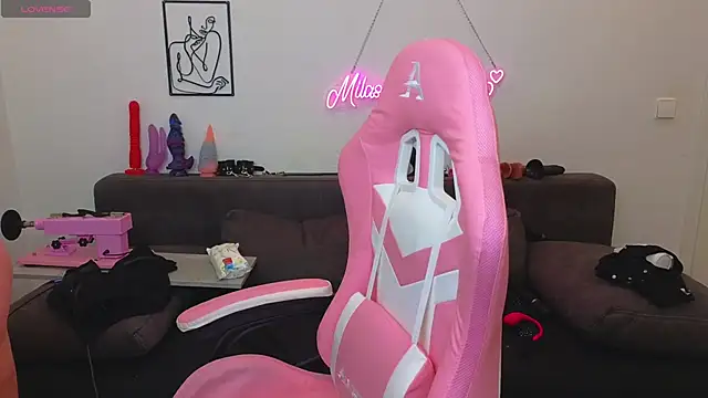 Snapshot of Milas_Dreams chatting on 10-23-25, 06:45 Milas Dreams online show from 10-23-25, 06:45