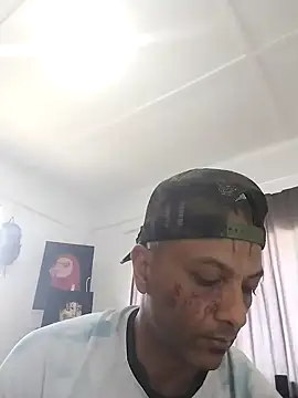 Snapshot of Daretodeviate chatting on 12-04-25, 10:57 Daretodeviate online show from 12-04-25, 10:57