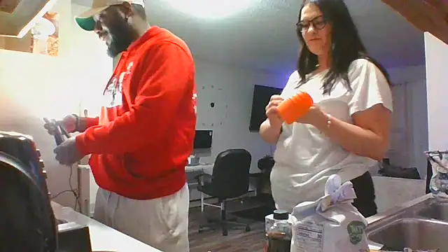 Snapshot of Stayinalive1992 chatting on 12-31-24, 04:06 Stayinalive1992 online show from 12-31-24, 04:06