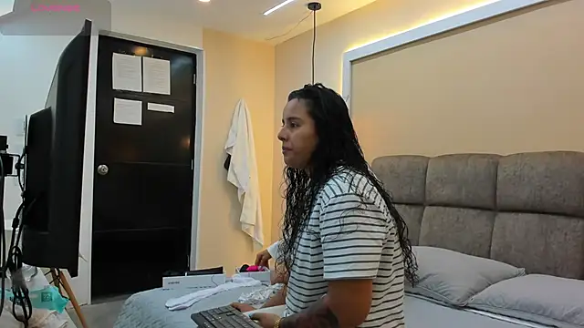 Dilan y Mia online show from 12-14-24, 02:53