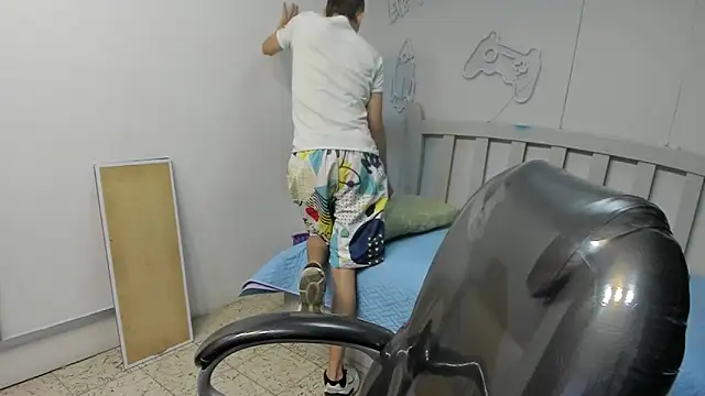 Snapshot of JackSwan18 chatting on 12-16-25, 07:41 JackSwan18 online show from 12-16-25, 07:41