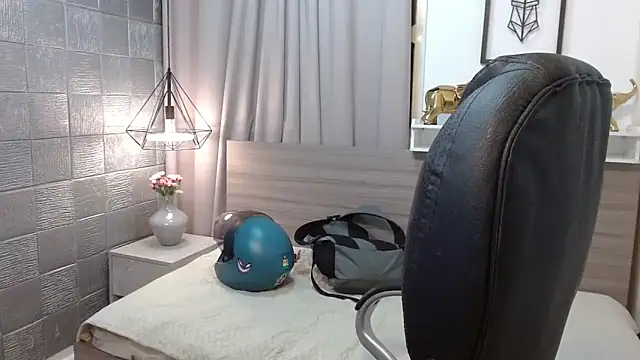 Snapshot of JackSwan18 chatting on 12-21-25, 06:59 JackSwan18 online show from 12-21-25, 06:59