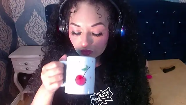 Snapshot of Sofiacowperx chatting on 04-28-26, 01:27 Sofiacowperx online show from 04-28-26, 01:27