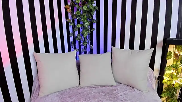 Snapshot of liz_goth chatting on 01-13-26, 02:44 liz goth online show from 01-13-26, 02:44