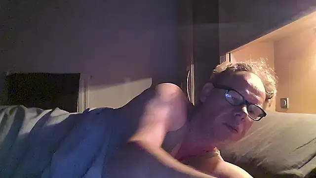 Snapshot of kinkyslet8 chatting on 09-11-25, 06:24 kinkyslet8 online show from 09-11-25, 06:24