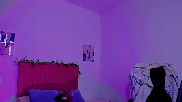 Snapshot of Charlee_pink chatting on 10-26-25, 02:06 Charlee pink online show from 10-26-25, 02:06