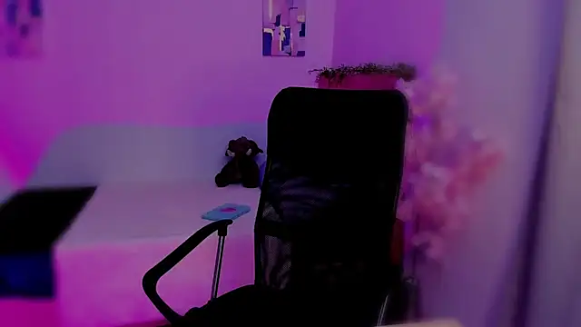 Snapshot of Charlee_pink chatting on 11-15-25, 07:21 Charlee pink online show from 11-15-25, 07:21