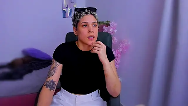 Snapshot of Charlee_pink chatting on 11-18-25, 08:57 Charlee pink online show from 11-18-25, 08:57