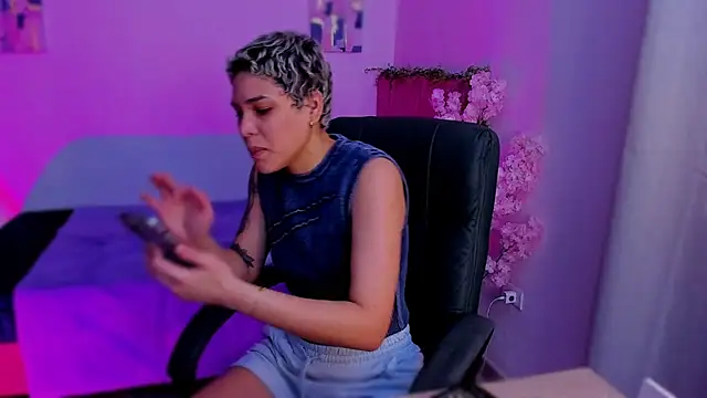 Snapshot of Charlee_pink chatting on 11-25-25, 08:09 Charlee pink online show from 11-25-25, 08:09