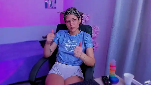 Snapshot of Charlee_pink chatting on 11-29-25, 08:01 Charlee pink online show from 11-29-25, 08:01