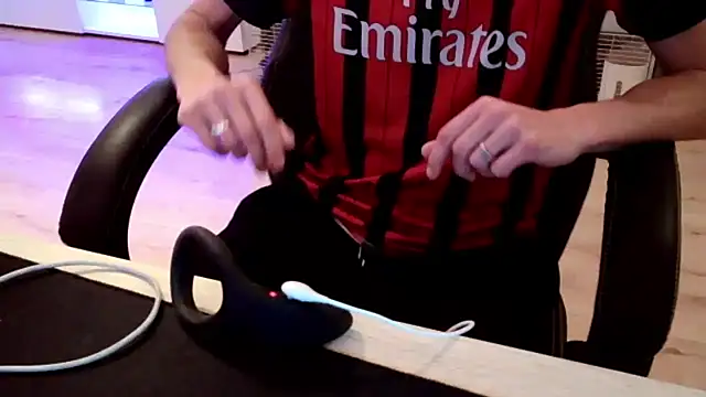 Snapshot of ElViko11 chatting on 11-12-25, 08:41 ElViko11 online show from 11-12-25, 08:41