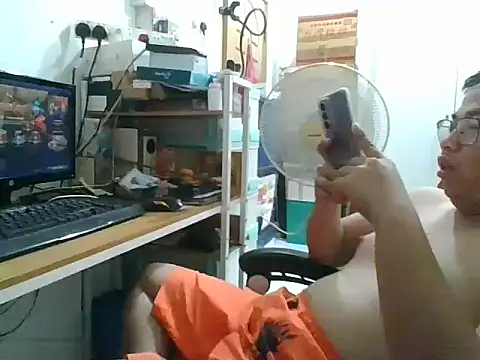 Snapshot of shyboymasturbation chatting on 12-17-24, 12:11 shyboymasturbation online show from 12-17-24, 12:11