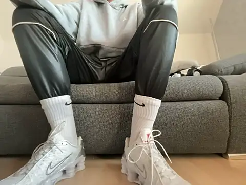 Snapshot of nikeaddicted2 chatting on 11-23-25, 08:58 nikeaddicted2 online show from 11-23-25, 08:58