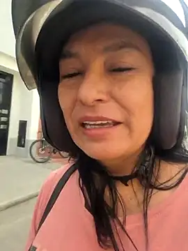 Snapshot of katysquirtdirty chatting on 09-25-25, 12:20 katysquirtdirty online show from 09-25-25, 12:20