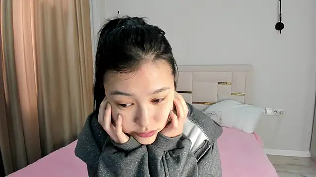 Lola Peach online show from 04-17-26, 04:48