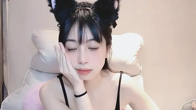 Snapshot of -Hottie chatting on 12-14-24, 06:20 -Hottie online show from 12-14-24, 06:20