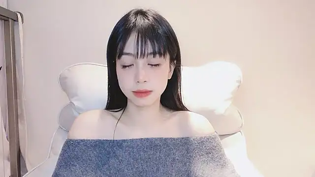 Snapshot of -Hottie chatting on 12-15-24, 03:31 -Hottie online show from 12-15-24, 03:31