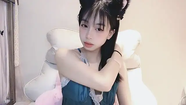 Snapshot of -Hottie chatting on 12-21-24, 06:34 -Hottie online show from 12-21-24, 06:34