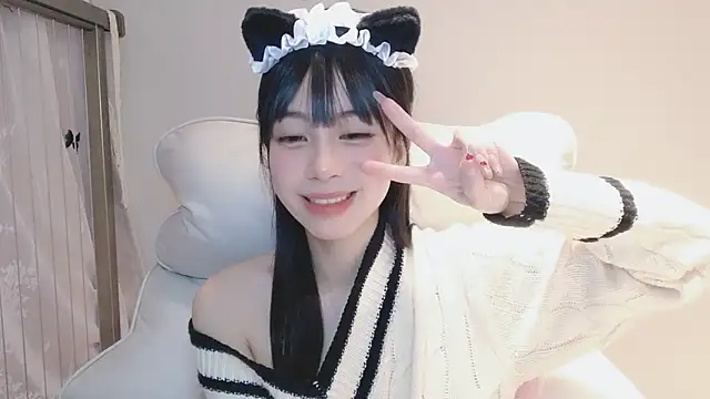 Snapshot of -Hottie chatting on 12-29-24, 07:00 -Hottie online show from 12-29-24, 07:00