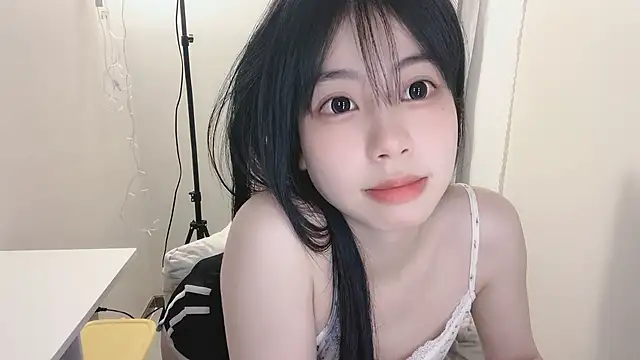 Snapshot of -Hottie chatting on 02-21-25, 05:42 -Hottie online show from 02-21-25, 05:42