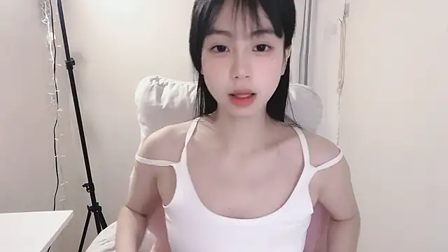 Snapshot of -Hottie chatting on 02-25-25, 06:42 -Hottie online show from 02-25-25, 06:42